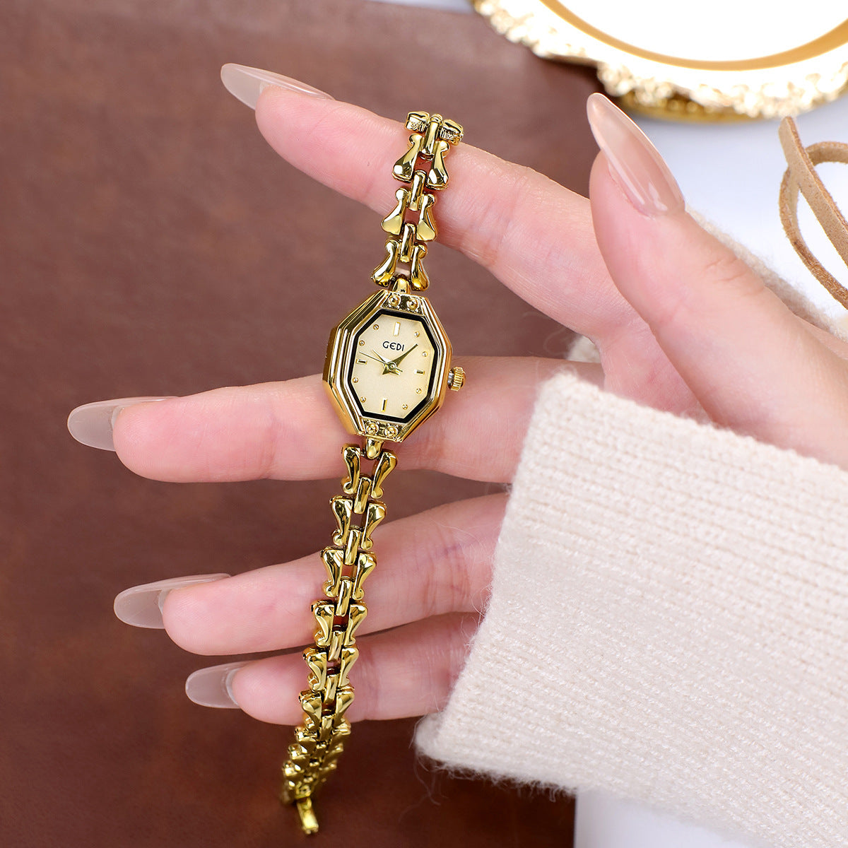 Elegant Barrel-Shaped Quartz Watch